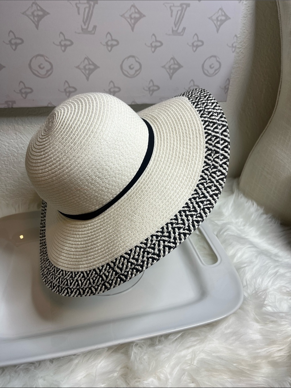 Women’s Wide Brim Straw Sun Hat in White and Black - Picture 4 of 9